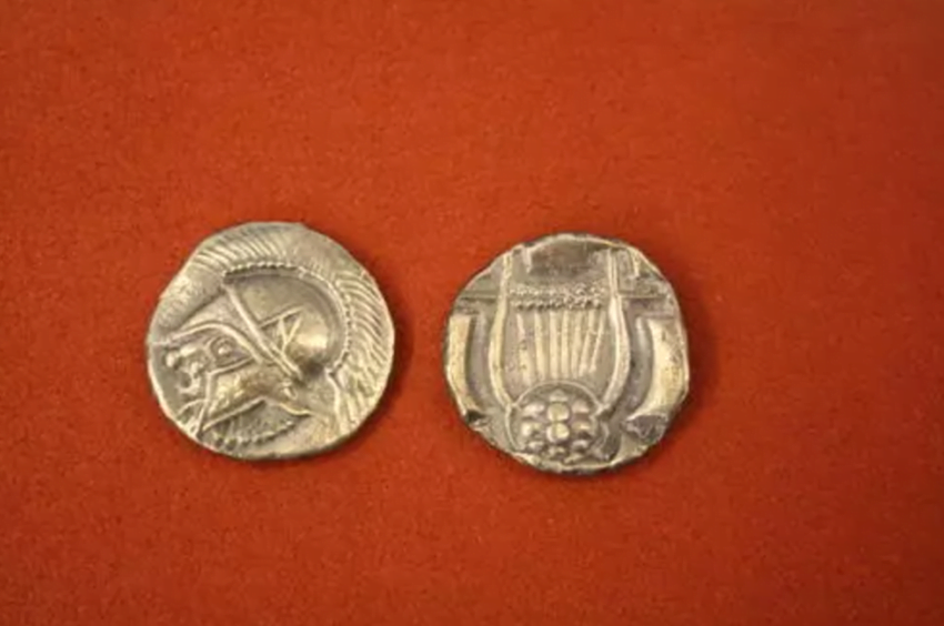 نقش چنگ رو روی سکه یونانی